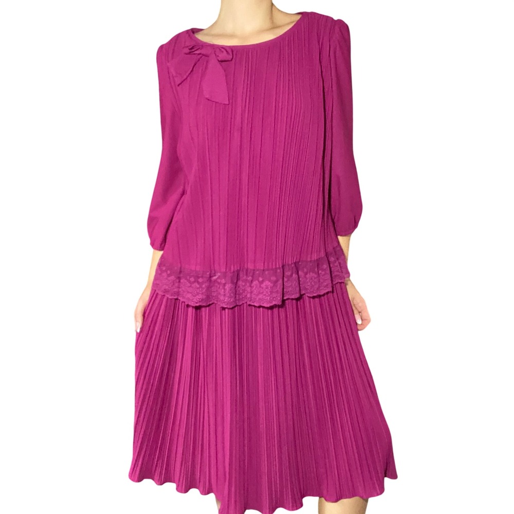 USA VTG Ms Classic Retro Magenta Pleated Lace Chiffon Midi Dress Bow Neck - 10 - Picture 9 of 10